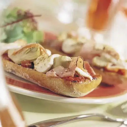 Pizza met artisjokharten en gegrilde ham (brood pizza)