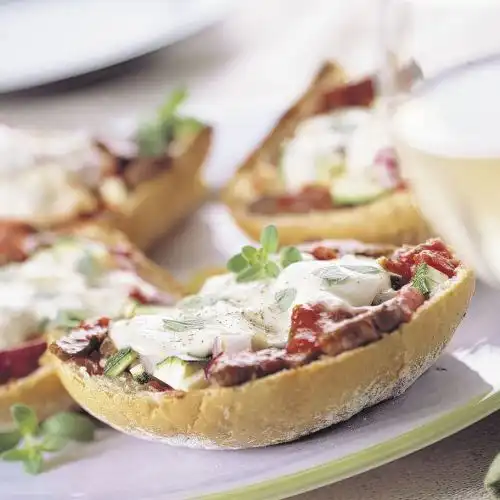 Pizza met courgette en lamsvlees (brood pizza)
