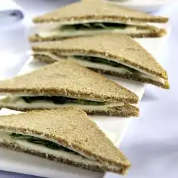 Tip: Roggebrood met honing en geitenkaas