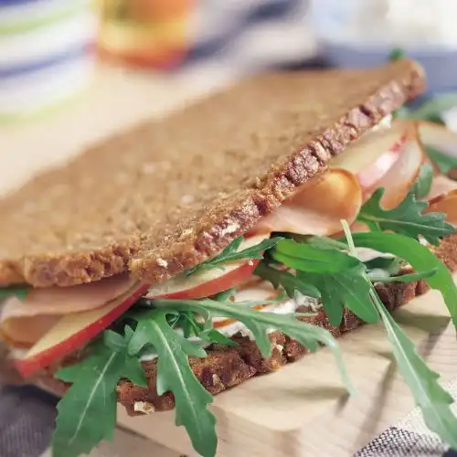 Roggebrood sandwich met appel en casselerrib