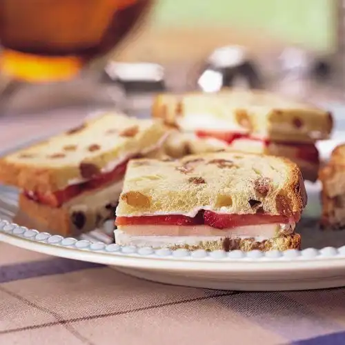 Rozijnenbrood sandwiches met appel en aardbeien