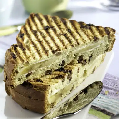 Rozijnenbrood tosti met banaan