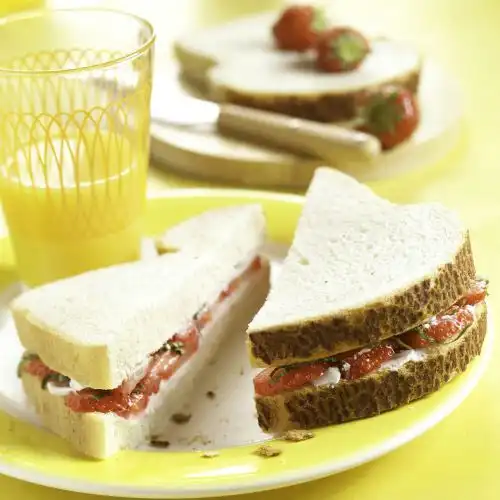 Sandwich met verse geitenkaas en aardbeien