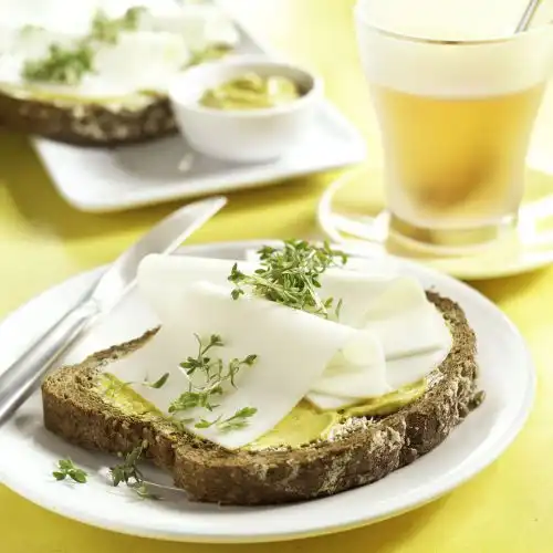 Sneetje meergranen met Hollandse geitenkaas