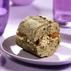 Tip: Stokbrood met tonijn, gedroogde tomaatjes en kappertjes