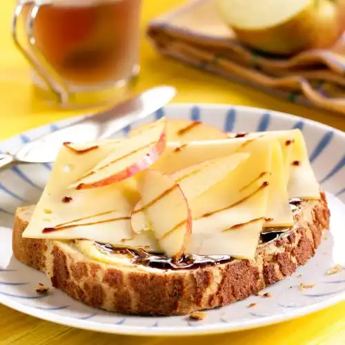 Tijgerbrood sneetje met appel en kaas