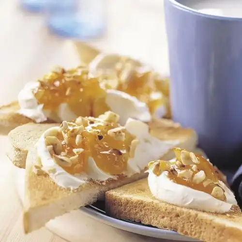Toast met verse roomkaas en hazelnoten