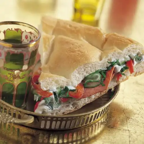 Turks brood sandwich met tzatziki en gebraden gehakt
