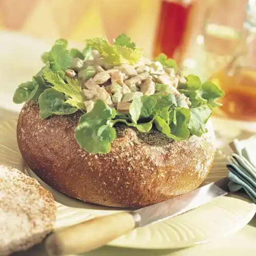 Vloerbrood met Oosterse kipsalade