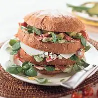 Vloerbrood met pastrami en avocado
