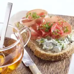Tip: Volkorenbrood met rookvlees en komkommersalade