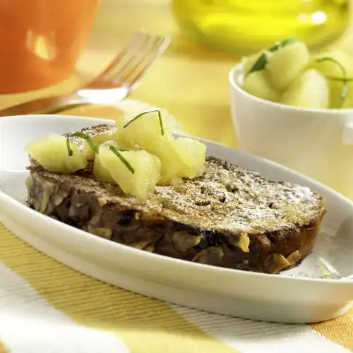 Wentelteefjes van paasbrood met appel-basilicumsalsa