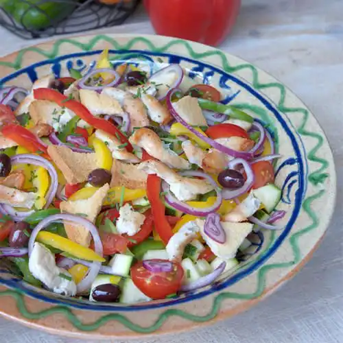 Broodsalade met paprika en kip
