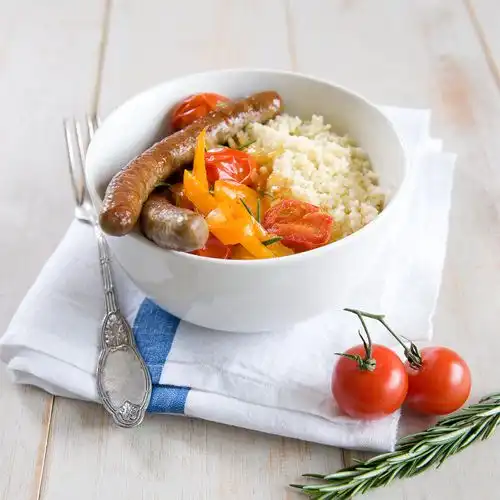 Couscous met gestoofde paprika, zoete tomaatjes en rozemarijn