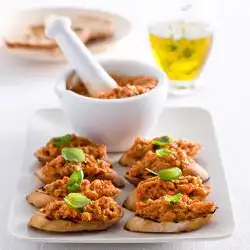 Tip: Crostini met tapenade van geroosterde paprika