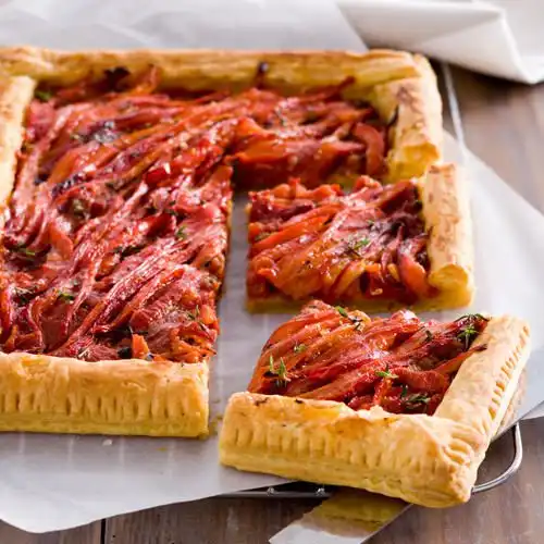 Hartige taart met tomaat en paprika