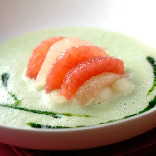 Koude schuimsoep van meloen met grapefruit en dragonstroop