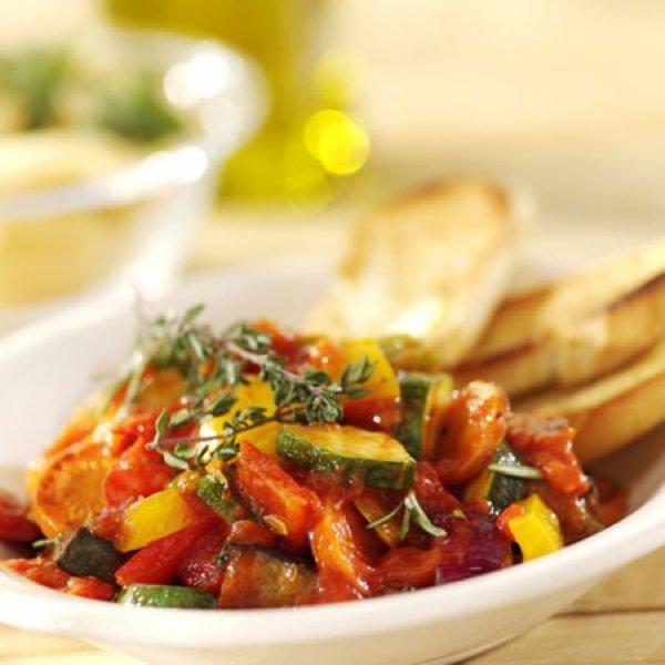 Ratatouille van courgette, aubergine, wortel en paprika - recept ...