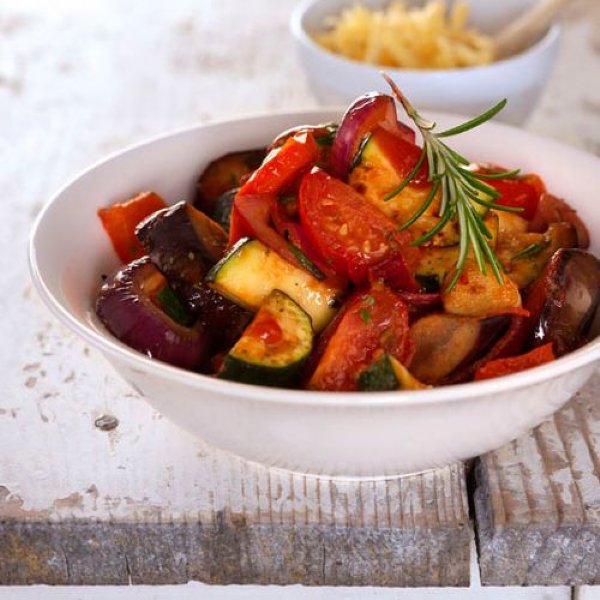 Ratatouille van paprika, courgette, aubergine en tomaat - recept ...