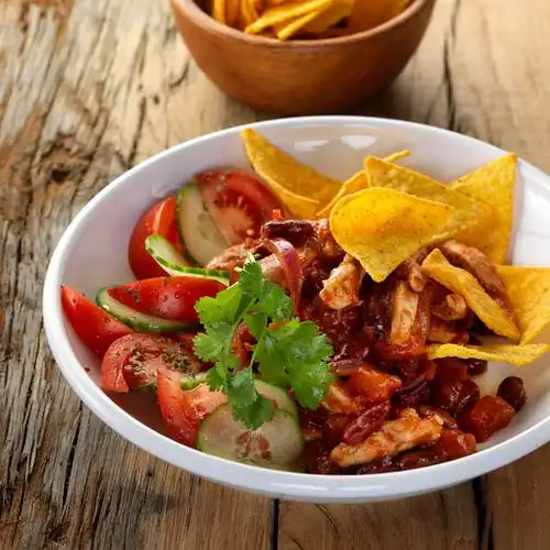 Chili met kip, bonen en tomatenblokjes