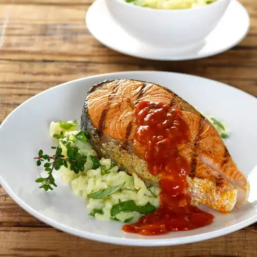 Gegrilde zalm met zelfgemaakte tomatensaus