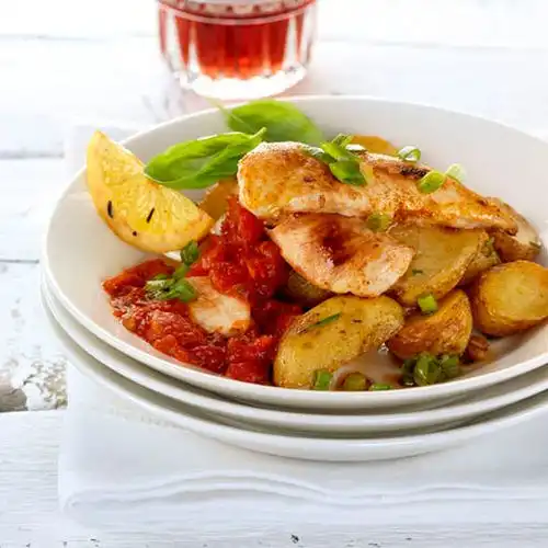 Gemarineerde kiphaasjes met tomatensaus