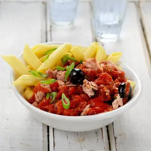 Penne met tonijn, tomaat, ansjovis en olijven