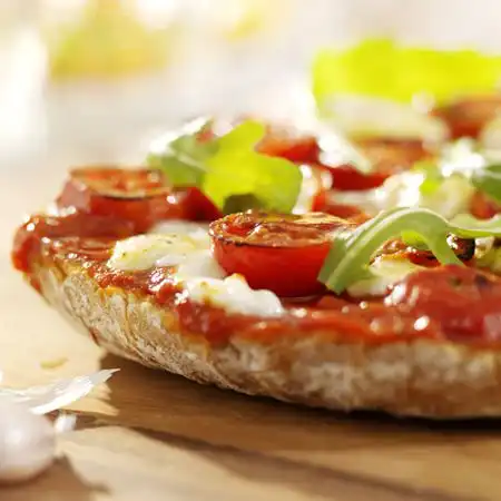 Pizza met kerstomaatjes en mozzarella (brood pizza)