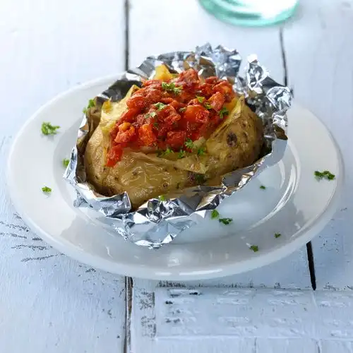 Spaans gepofte aardappel met tomaat en chorizo
