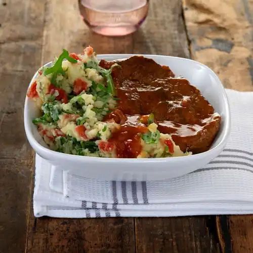 Sukadelapjes met rucola-tomatenstamppot