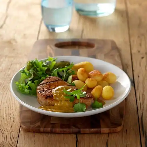 Tonijnsteak met tomaten-koriandersaus