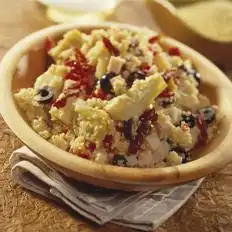 Couscous salade met kalkoen, artisjok en olijven