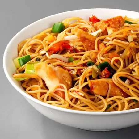 Japanse mie met kipfilet en roerbakgroenten