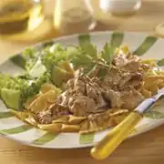 Pasta met kip in een noten-cognac-roomsaus