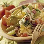 Pastasalade met tomaat, ham, salami en olijven