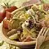 Pastasalade met tomaat, ham, salami en olijven