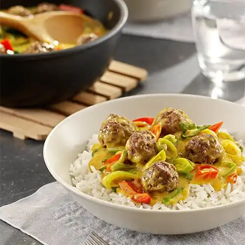 Rijst met gehaktballetjes, paprika en hartige maaltijdsaus