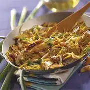 Roerbakmie met peultjes, broccoli en biefreepjes