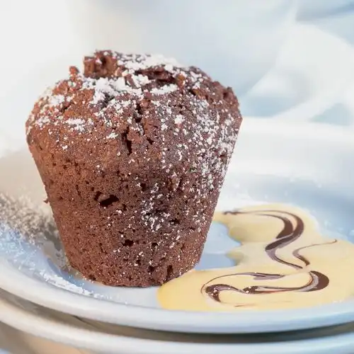 Chocoladetaartjes met vanille- en chocoladesaus