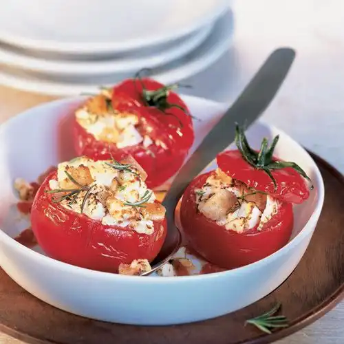 Gevulde tomaten met geitenkaas en kruiden