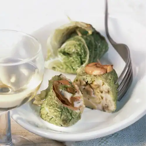Koolrolletjes van savooiekool gevuld met champignons