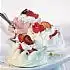 Meringues met aardbeien en kersen