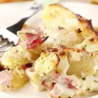 Aardappelsalade met spekjes, augurk en appel