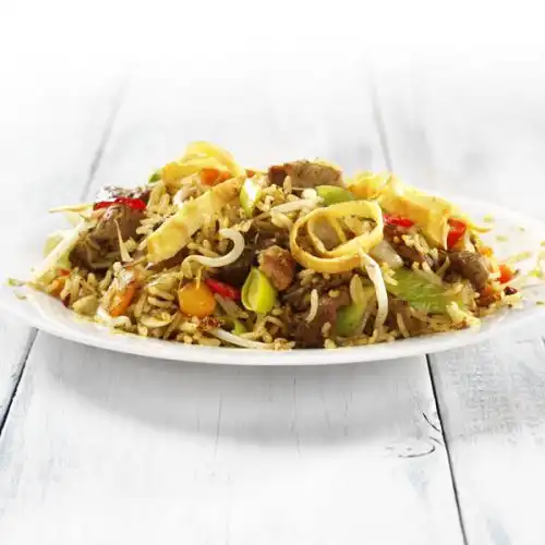 Nasi met groenten en omeletreepjes