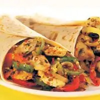 Tortilla's met gerookte kip, komkommer en citroenmayonaise