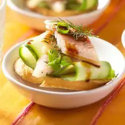 Tip: Crostini met gerookte paling en komkommer