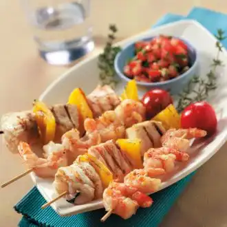Garnalen-spiesjes en visbrochette met salsa picante