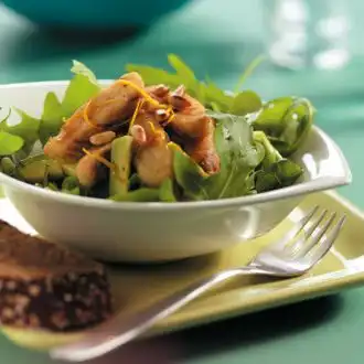 Groene salade van avocado met krokante tilapia