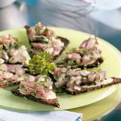 Tip: Haringtartaar op roggebrood