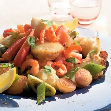 Indiase visschotel met tilapia, tijgergarnalen en krab